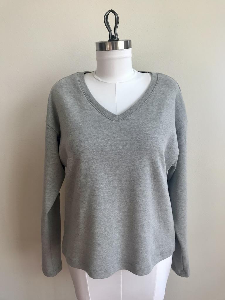 Front view of Luna’s V-neck top made from Simplicity S8950 sewing pattern, in gray knit fabric on the dress form