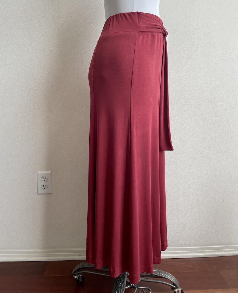 Side view of Luna’s maxi skirt with slit made with New Look N6709 pattern