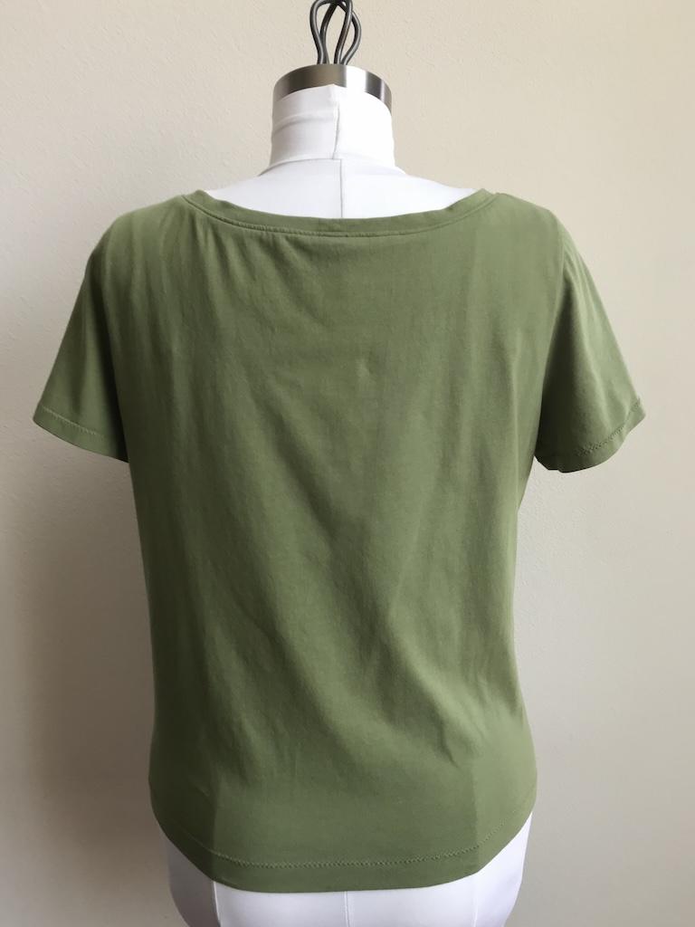 Back view of Luna’s t-shirt that she made with Simplicity S8376 sewing pattern on the dress form