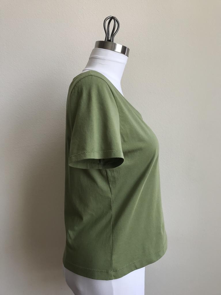 Side view of Luna’s t-shirt in green jersey fabric that she made with Simplicity S8376 sewing pattern on the dress form