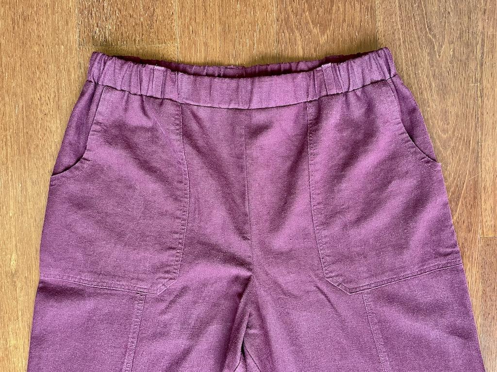 Front view of Luna’s pants made of linen fabric with Simplicity S9050 sewing pattern