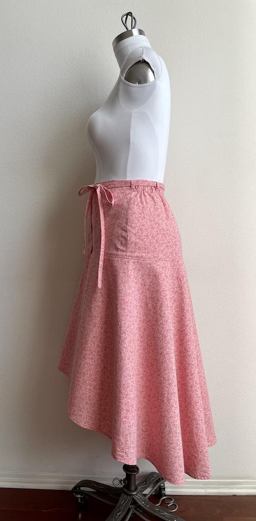 Side view of Luna’s DIY skirt made from Simplicity S8950 sewing pattern on the dress form