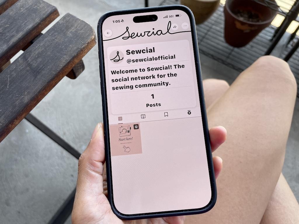 Luna’s hand holding her Iphone with social app shown